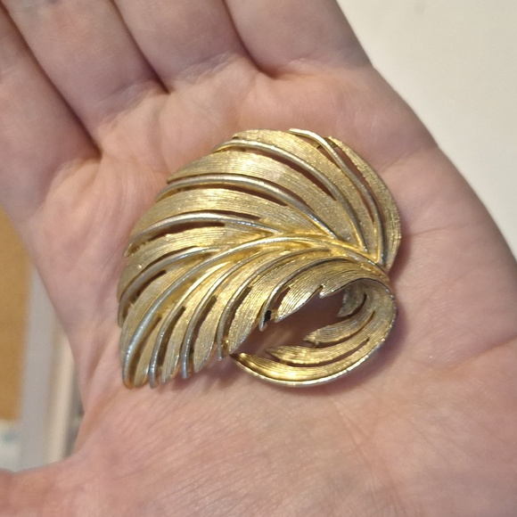 Large Elegant Gold Leaf Brooch - Picture 3 of 3
